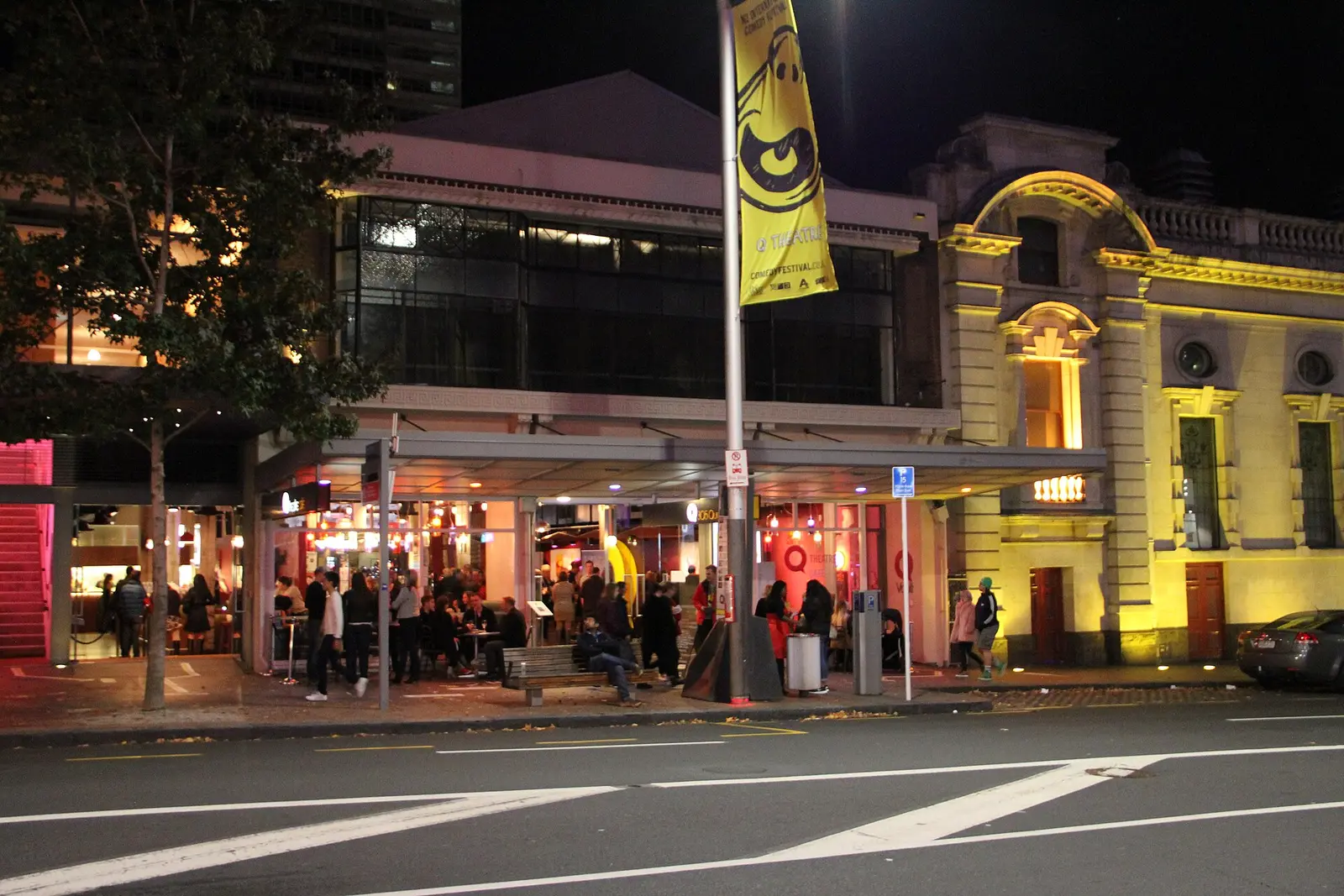 Crowds outside Q Theatre on Auckland's Queen Street during the 2015 comedy festival